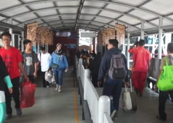Ribuan pemudik penumpang pejalan kaki yang tiba di Pelabuhan Bakauheni menuju terminal untuk melanjutkan perjalanannya menuju kampung halaman