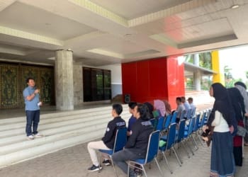 Pj. Bupati Lambar Nukman melepas keberangkatan 45 mahasiswa asal Lambar mudik gratis, Minggu 7 April 2024.