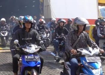 Ratusan kendaraan roda dua yang berlayar dari Pelabuhan Ciwandan, tiba di Pelabuhan Bakauheni Lampung Selatan