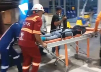 Tim Basarnas bersama petugas ASDP membawa korban ke Pos Pelayanan Kesehatan Bakauheni untuk segera mendapatkan penanganan medis. Pemudik tersebut pingsan diduga kelelahan. Lampost.co/Rustam Efendi