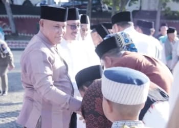 Bupati Lampung Selatan Nanang Ermanto bersalaman dengan warga usai salat Idulfitri 1 Syawal 1445 Hijriah di Lapangan Korpri Kalianda, Rabu, 10 April 2024.