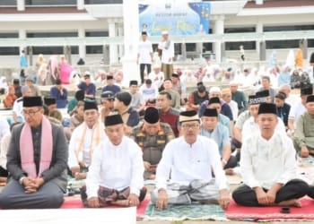 Bupati Pesisir Barat Agus Istiqlal dan Wakil Bupati A. Zulqoini Syarif, melaksanakan salat Idulfitri 1 Syawal 1445 Hijriah di halaman komplek perkantoran Pemkab setempat, Rabu, 10 April 2024.
