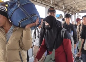 Arus balik Lebaran. Penumpang pejalan kaki berjalan di lorong menuju kapal yang akan menyeberang ke Pelabuban Merak, Banten pada H-2 Hari Raya Idulfitri 1445 Hijriah.