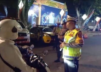 Arus balik Lebaran 2024. Kasatlantas Polres Metro, Iptiu Sulkhan saat memberikan imbauan keselamatan kepada pemudik yang melintas di Kota Metro.