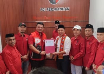 Bakal calon bupati Lampung Barat periode 2024-2029 Parosil Mabsus mengambil formulir berkas pendaftaran Pilkada Lampung Barat di DPC PDIP Lampung Barat, Senin, 15 April 2024. Lampost.co/Eliyah