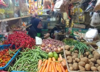 Harga bahan pangan di Lampung Tengah berangsur normal usai Lebaran di Pasar Bandarjaya. Lampost.co/Tedjo Waluyo