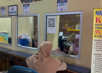 Pegawai Disdukcapil Kota Metro saat memberikan pelayanan terhadap masyarakat. Lampost.co/Bambang Pamungkas