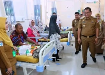 Hari pertama masuk kerja, Pj Bupati Lampura, Aswarodi melaksanakan sidak ke sejumlah fasilitas publik dan OPD lingkup Pemkab setempat, Selasa, 16 April 2024.