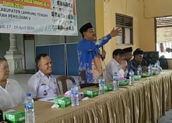 Ketua DPRD Lampung Tengah, Sumarsono saat menanggapi keluhan petani terkait kelangkaan pupuk subsidi di Lampung Tengah,