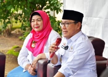 Wali Kota Metro, Wahdi Sirajuddin bersama Kepala Dinas Koperasi dan UMKM, Situ Aisyah saat mengadakan halal bihalal bersama pelaku UMKM di Bumi Sai Wawai. Lampost.co/Bambang Pamungkas