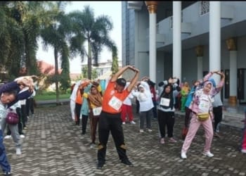 Jemaah Calon Haji Pesawaran saat mengikuti tes kebugaran. Lampost.co/Putra Pancasila Sakti