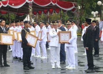 Mendagri Tito Karnavian saat memberikan penghargaan kepada Wali Kota Metro, Wahdi Sirajuddin. Foto: Istimewa