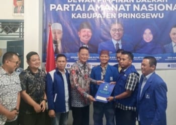 Mantan Pj Bupati Pringsewu Adi Erlansyah saat mengambil formulir di DPD PAN Pringsewu. Lampost.co/Suranto