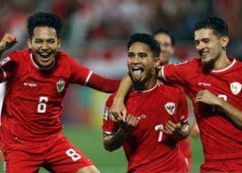 Gelandang Indonesia #07 Marselino Ferdinan melakukan selebrasi bersama rekan satu timnya setelah mencetak gol pertama timnya melalui tendangan penalti dalam pertandingan Grup A Piala Asia AFC U23 melawan Yordania di Stadion Abdullah Bin Khalifa di Doha pada Minggu (21/4/2024). ANTARA/AFP/Karim Jaafar/pri. (AFP/KARIM JAAFAR)