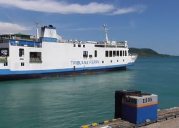 Ombak di Pelabuhan Bakauheni