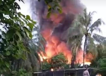 gudang snack, terbakar