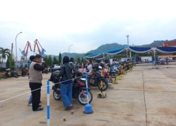 Sepeda motor di Pelabuhan Panjang