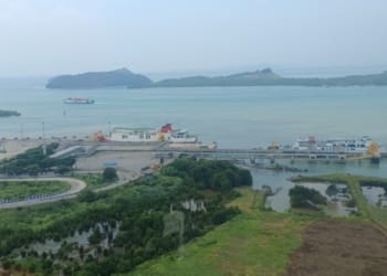 Ombak di Pelabuhan Bakauheni