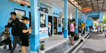 Unit Pelaksana Teknis (UPT) Terminal Tipe B Mulyojati melakukan pemeriksaan uji kelaikan kendaraan di Terminal Mulyojati, Metro Barat.Dok/Lampost.co