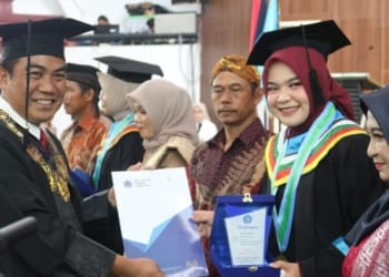 wisuda polinela