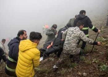 Proses evakuasi Presiden Iran yang mengalami kecelakaan helikopter jatuh.