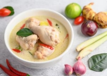 Opor ayam kuah putih