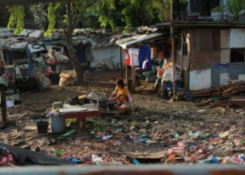 Ilustrasi. Warga melakukan aktivitas di kawasan kampung pemulung, Bintara, Bekasi, Jawa Barat, Senin (31/3). Isu kemiskinan masih menjadi andalan para calon legislatif untuk menarik minat masyarakat dalam berkampanye. (ANTARA FOTO/Hafidz Mubarak)