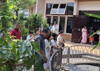 Umat Katolik di Kota Bandar Lampung tengah memanjatkan doa setelah pelaksanaan misa Kenaikan Yesus Kristus 2024, Kamis (9/5/2024). ANTARA/Ruth Intan Sozometa Kanafi.