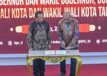 Mendagri Tito Karnavian (kiri) dan Ketua KPU Hasyim Asy'ari menandatangani berita acara penyerahan Daftar Penduduk Potensial Pemilih Pemilih (MI/Usman Iskandar)