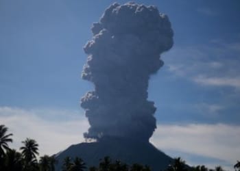 Gunung Ibu mengeluarkan abu vulkanik terlihat dari Desa Gam Ici Kabupaten Halmahera Barat, Maluku Utara.(Dok. Antara)
