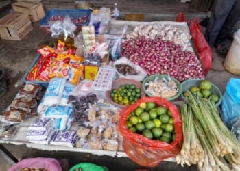 Harga bahan pangan di pasaran Bandar Lampung masih tinggi, Kamis, 2 Mei 2024.