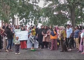 Ratusan warga Bandar Lampung melakukan aksi di perumahan Citra Garden, Kamis, 2 Mei 2024.