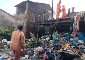 Kebakaran menghanguskan rumah semi permanen di Tempat Pelelangan Ikan (TPI) Lempasing, Kelurahan Way Ratai, Kecamatan Telukbetung Timur, Kamis, 2 Mei 2024.