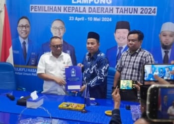 Rakhmat Husein, saat mewakili Herman HN, mengambil formulir penjaringan di DPW PAN Lampung, 2 Mei 2024. (Foto: Lampost.co/Asrul Septian Malik)