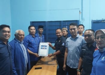 Utusan Abdullah Surajaya saat melakukan pengambilan berkas Penjaringan di DPC Partai Demokrat Lampung Tengah. (Foto Lampost.co/Raeza Handanny Agutira)