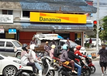 Pengamen angklung meramaikan sejumlah ruas jalan di Bandar Lampung.