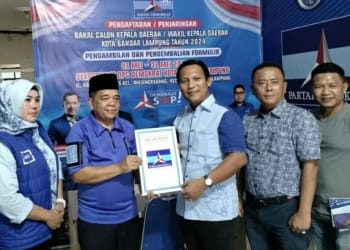 Ketua DPC Demokrat Bandar Lampung Budiman AS menyerahkan formulir penjaringan ke Iqbal Ardiansyah, Jumat 3 Mei 2024. Foto Demokrat