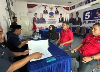 Tim Dari PDI Perjuangan Lampung saat mengambil berkas di DPD NasDem Lamteng. (Foto Lampost.co/Raeza Handanny Agustira)