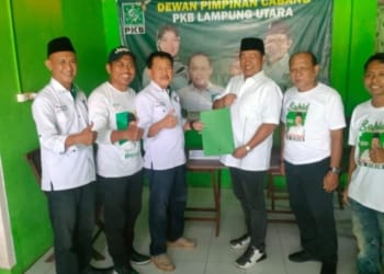 Hidir Ibrahim melakukan pengembalian berkas Balonkada di PKB Lampung Utara. Dok.