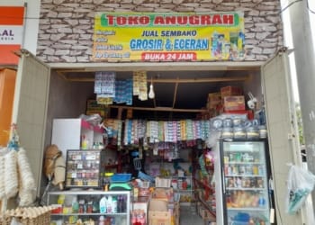 Toko Anugrah di Jalan Imam Bonjol, Kecamatan Kemiling, menggunakan sistem warung madura yang buka 24 jam. Lampost.co/PKL/Deswita