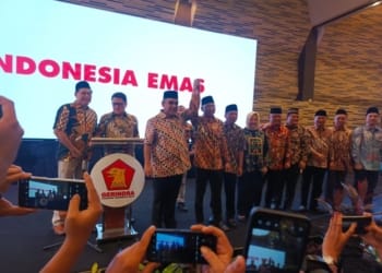 Sekretaris Jenderal Partai Gerindra Ahmad Muzani, mendeklarasikan Ketua DPD Partai Gerindra Lampung, Rahmat Mirzani Djausal, sebagai bakal calon gubernur Lampung di Novotel, Sabtu, 11 Mei 2024. (Foto: Lampost.co/Asrul Septian Malik)