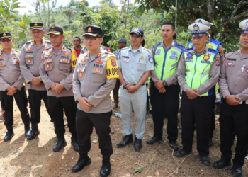 Kecelakaan Bus Ranau Indah. Kapolres Polres Lampung Barat, AKBP Ryky Widya Muharam saat mengunjungi lokasi kecelakaan bus masuk jurang di kecamatan Way Tenong. Dok/Humas Polres Lambar