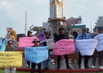 Aksi menolak revisi RUU Penyiaran di Tugu Adipura, Bandar Lampung, Minggu, 19 Mei 2024. Lampost.co/Andre Prasetyo Nugroho.