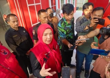 Petahanan Walikota Bandar Lampung, Eva Dwiana saat diwawancarai usai fit and proper test di DPD PDI Perjuangan Lampung, Senin, 27 Mei 2024. (Foto: Lampost.co/Asrul Septian Malik)