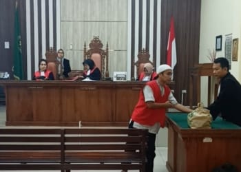 Aulia Rakhman saat menjalani sidang di Pengadilan Negeri Tanjungkarang. (Foto: Salda Andala/Lampost.co)