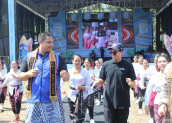 Menpora Dito Ariotedjo membuka secara resmi Liga Selancar Dunia atau World Surf League (WSL) Krui Pro 2024 di Kabupaten Pesisir Barat, Lampung, Selasa, 28 Mei 2024. Dok/Antara