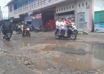 Banyak Lubang dan Genangan Air, Warga Keluhkan Jalan di Kampung Baru Tak Kunjung Diperbaiki