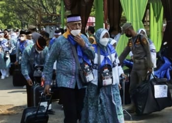 Jemaah Haji asal Lampung menuju Asrama Haji usai kembali dari Tanah Suci. (ANTARA/Dian Hadiyatna)