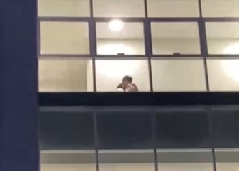 Viral video mesum diduga mahasiswa bersama dosen terjadi di sebuah gedung viral di grup WhatsApp. (Tangkapan layar video)