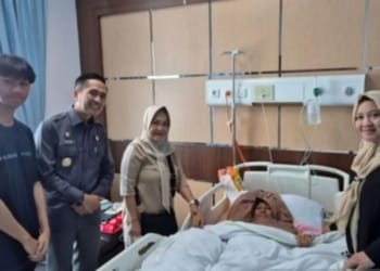 Ibunda Mendagri Tito Karnavian, Supriyatini Binti Ranudikromo saat dirawat di Rumah Sakit Umum Pusat (RSUP) Dr. Muhammad Hoesin Palembang, Sumatera Selatan. Dok/Antara